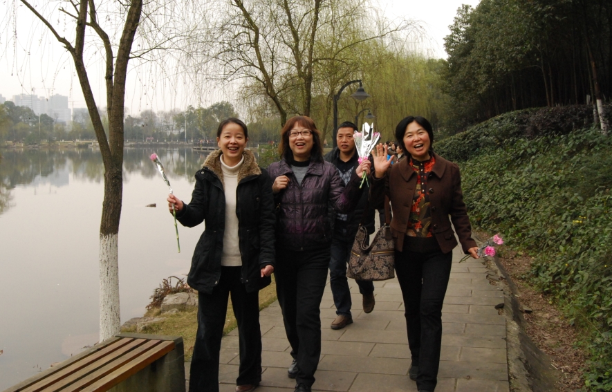 欢度节日,畅游虎溪——记外语学院三八节“美丽虎溪健康行”活动