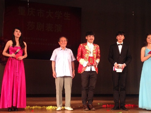 伦理电影
学生在第八届重庆市大学生莎剧表演赛中喜摘桂冠