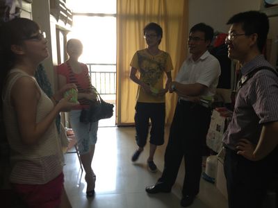 情系留校学生，伦理电影
领导头顶酷暑“送清凉”