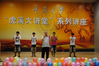 心系雅安—— 伦理电影
举行慈善晚会