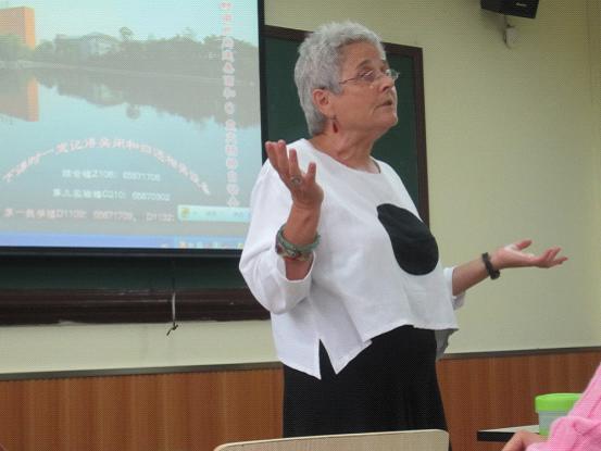 美国马里兰大学德语专业教授Gabriele Strauch女士来伦理电影
访问