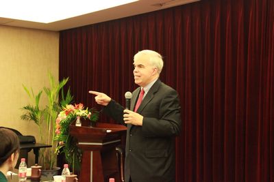 美国驻成都领事馆总领事在 伦理电影
举办中美关系讲座