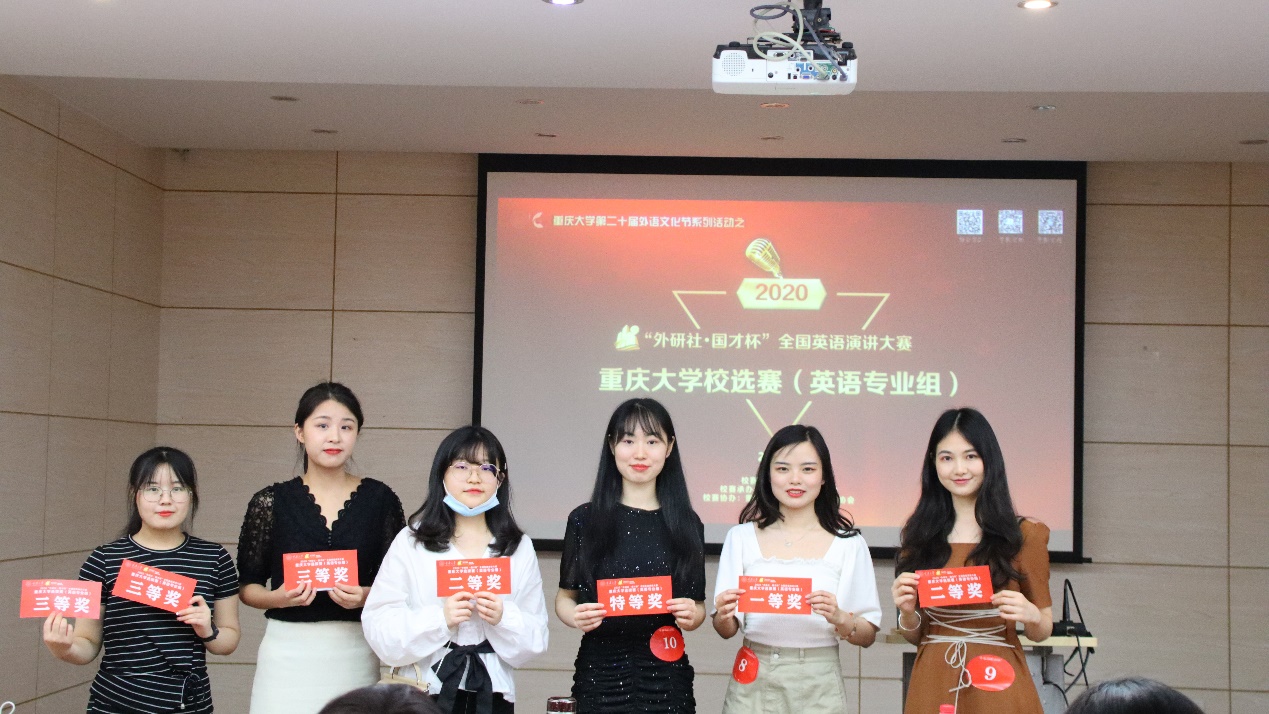 图片包含 人, 天花板, 室内, 对着描述已自动生成 图片包含 人, 天花板, 室内, 对着描述已自动生成