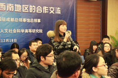 美国驻成都领事馆总领事在 伦理电影
举办中美关系讲座