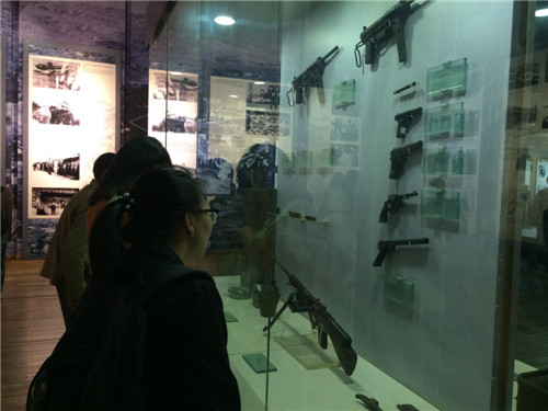  伦理电影
研究生党支部开展纪念中国人民抗日战争暨世界反法西斯胜利70周年活动