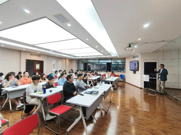 图书馆里的人们 AI 生成的内容可能不正确。