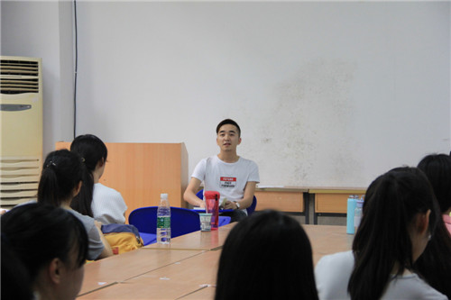  伦理电影
“两学一做”系列活动——书记讲党课，同志受益多！