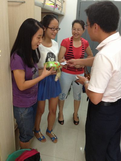 情系留校学生，伦理电影
领导头顶酷暑“送清凉”