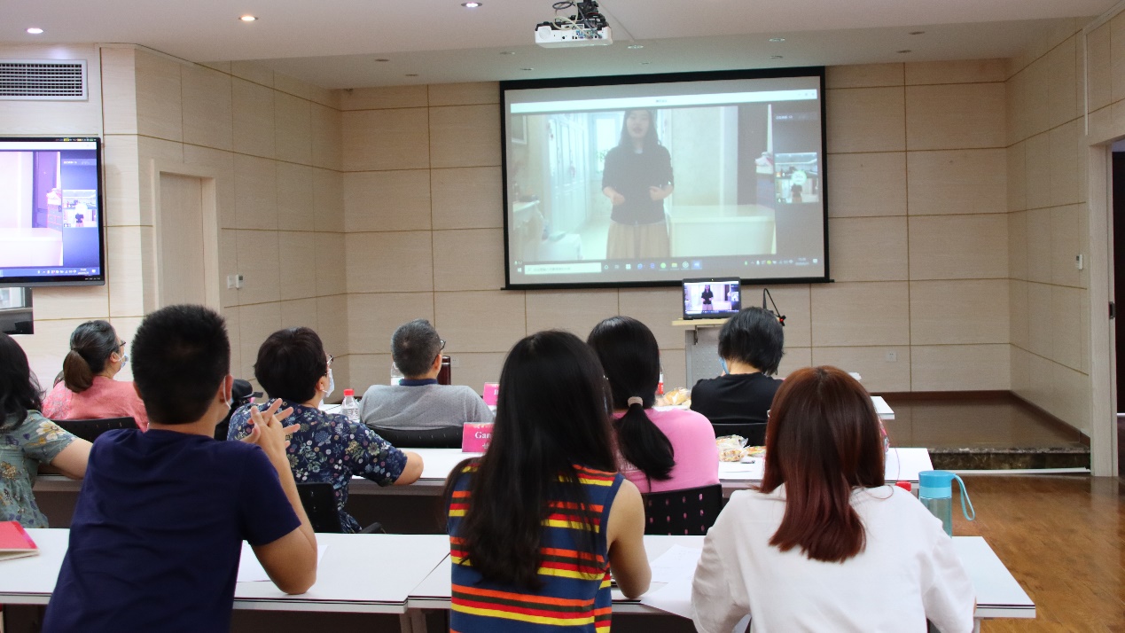 一群人在房间里描述已自动生成 一群人在房间里描述已自动生成