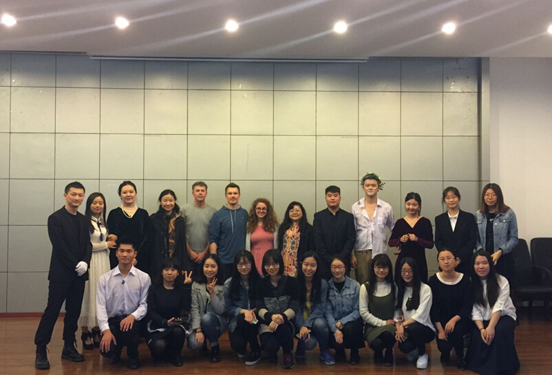 英国广播公司（BBC）来 伦理电影
外语学院拍摄莎士比亚戏剧表演纪录片