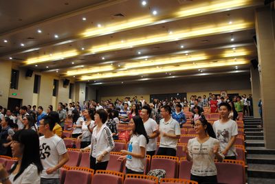 心系雅安—— 伦理电影
举行慈善晚会