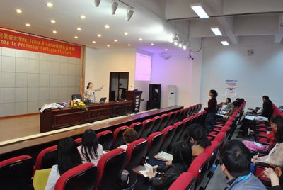 匈牙利佩奇大学Marianne Nikolov教授来伦理电影
讲学